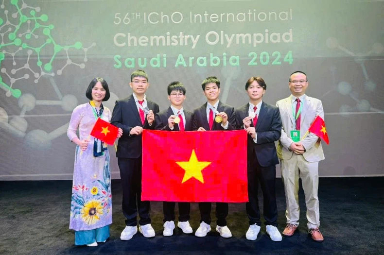 Nguyen Huu Tien Hung (third from right) with teachers and Vietnamese students at the 2024 International Chemistry Olympiad. Nguyen Huu Tien Hung (third from right) with teachers and Vietnamese students at the 2024 International Chemistry Olympiad.