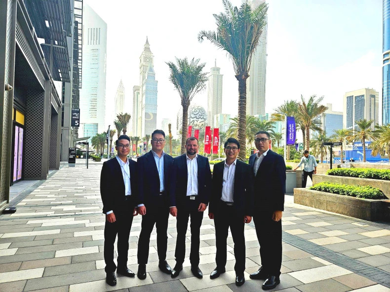 Hoang Khac Hieu (second from left) has led and carried many major IT projects that contribute meaningfully to the national development. Hoang Khac Hieu (second from left) has led and carried many major IT projects that contribute meaningfully to the national development.