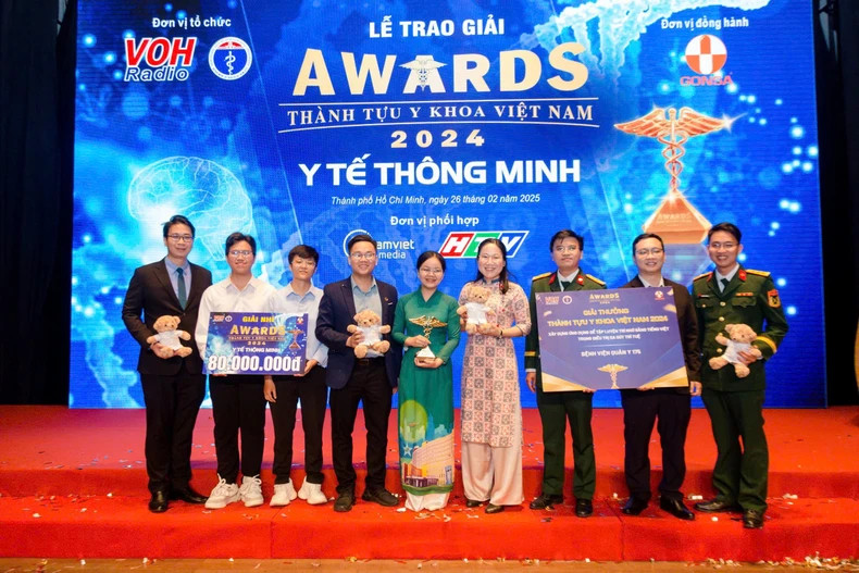 Dr Ha Thi Thanh Huong (fourth from right) and her team are honoured for their BrainTrain project. Dr Ha Thi Thanh Huong (fourth from right) and her team are honoured for their BrainTrain project.