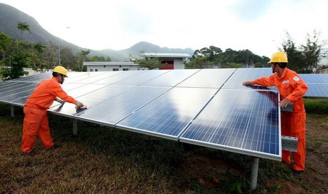 The first solar power plant in Con Dao (Ba Ria-Vung Tau province) under a project to promote solar power development in Vietnam worth 140,000 EUR out of 1 million EUR in non-refundable aid from the Spanish Government. (Photo: VNA) The first solar power plant in Con Dao (Ba Ria-Vung Tau province) under a project to promote solar power development in Vietnam worth 140,000 EUR out of 1 million EUR in non-refundable aid from the Spanish Government. (Photo: VNA)