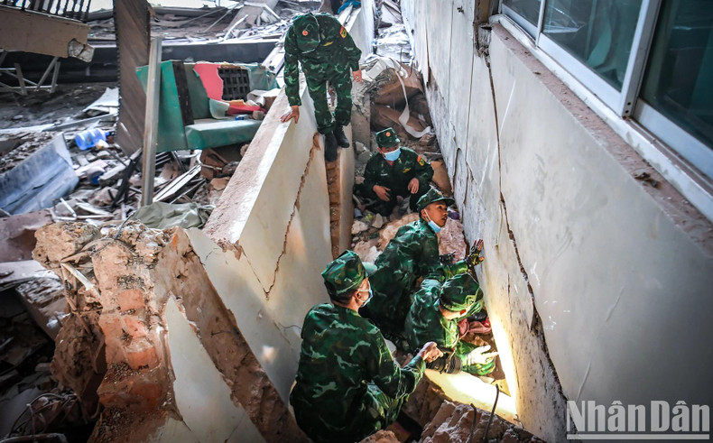 In Myanmar, most buildings collapsed at the first floor. The structural integrity of remaining buildings is highly unstable — even minor tremors could lead to a full collapse, posing a serious risk to rescuers. In Myanmar, most buildings collapsed at the first floor. The structural integrity of remaining buildings is highly unstable — even minor tremors could lead to a full collapse, posing a serious risk to rescuers.