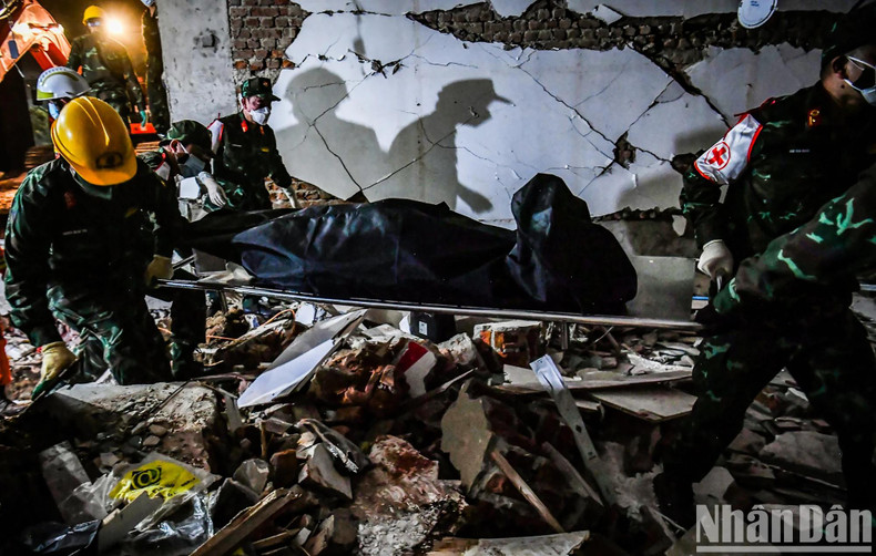 The Vietnamese rescue team raced against time, urgently launching search and rescue efforts in the capital city of Naypyidaw with utmost responsibility, regardless of the darkness and danger. The Vietnamese rescue team raced against time, urgently launching search and rescue efforts in the capital city of Naypyidaw with utmost responsibility, regardless of the darkness and danger.