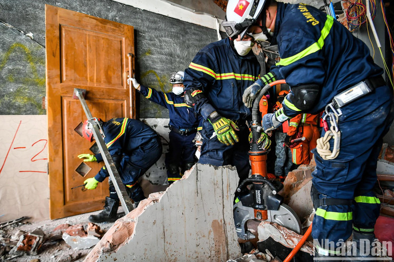 The Vietnamese rescue team used hydraulic cutters and a system of support beams to break through concrete while ensuring the stability of the remaining structure to prevent further collapse. The Vietnamese rescue team used hydraulic cutters and a system of support beams to break through concrete while ensuring the stability of the remaining structure to prevent further collapse.