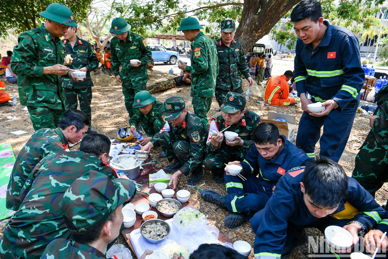 There were simple moments, such as the Vietnamese People’s Army sharing meals right at the disaster site. There were simple moments, such as the Vietnamese People’s Army sharing meals right at the disaster site.