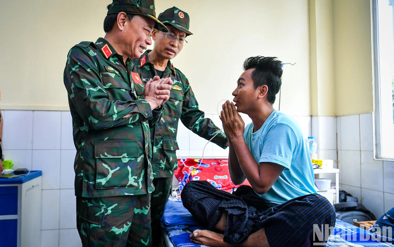 Htet Muang Muang emotionally said: "Personally, I thank the Vietnamese soldiers." He expressed heartfelt thanks to Major General Pham Van Ty and the entire task force. Htet Muang Muang emotionally said: "Personally, I thank the Vietnamese soldiers." He expressed heartfelt thanks to Major General Pham Van Ty and the entire task force.