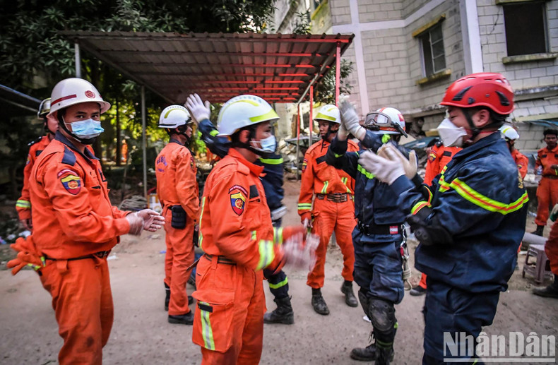 All boundaries seemed to disappear — when victims were brought out alive, rescuers from both countries clapped, hugged, and shared joy as if they were family. All boundaries seemed to disappear — when victims were brought out alive, rescuers from both countries clapped, hugged, and shared joy as if they were family.