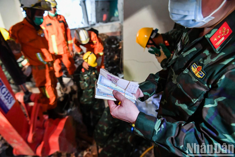 In addition to locating victims’ bodies, the Vietnamese team also found and handed over large amounts of cash recovered at the scene to local authorities. In addition to locating victims’ bodies, the Vietnamese team also found and handed over large amounts of cash recovered at the scene to local authorities.