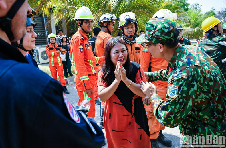 Myanmar citizens expressed deep gratitude to the Vietnamese rescue team. Myanmar citizens expressed deep gratitude to the Vietnamese rescue team.
