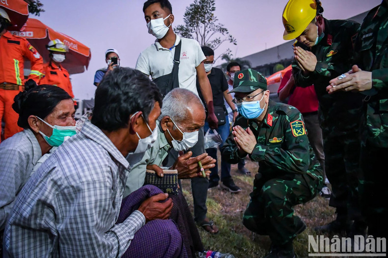 Tears flowed — both from the pain of loss and from gratitude toward the Vietnamese soldiers. The sight of locals emotionally thanking the rescue team was a powerful motivator for the team to overcome every hardship and fulfill their mission. Tears flowed — both from the pain of loss and from gratitude toward the Vietnamese soldiers. The sight of locals emotionally thanking the rescue team was a powerful motivator for the team to overcome every hardship and fulfill their mission.