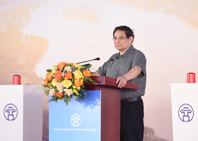 Prime Minister Pham Minh Chinh delivers a speech at the groundbreaking ceremony.