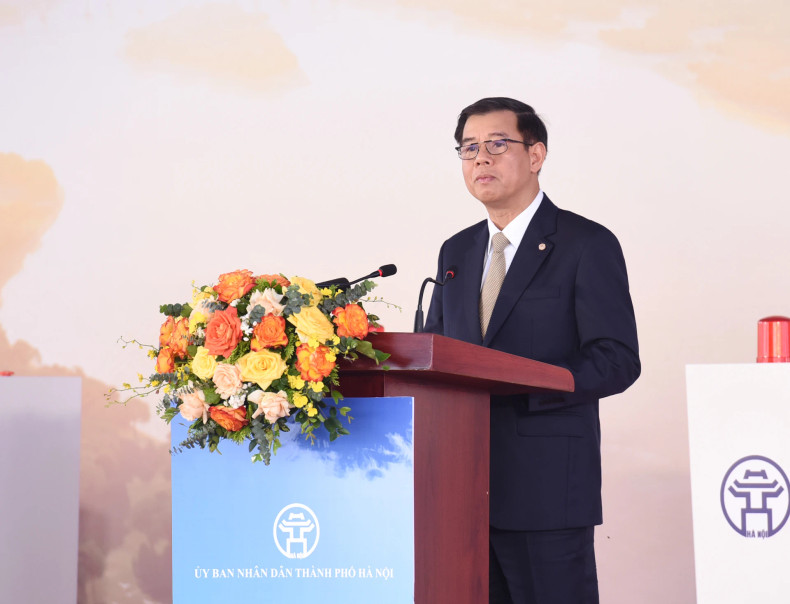 A representative from Vingroup Group delivers remarks at the event.