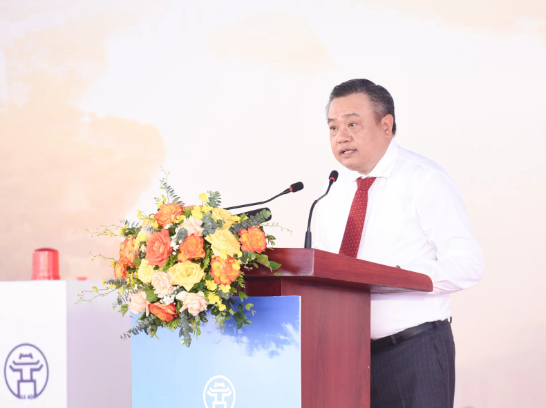 Chairman of the Ha Noi People’s Committee Tran Sy Thanh delivers a speech at the ceremony.