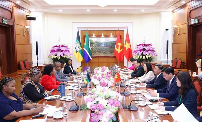 The talks between Politburo member and Permanent member of the Communist Party of Viet Nam (CPV) Central Committee’s Secretariat Tran Cam Tu and First Deputy Secretary General of South Africa’s African National Congress (ANC) Nomvula Mokonyane in Ha Noi on May 19. (Photo: VNA)