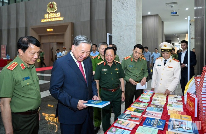 Party General Secretary To Lam visits a display of books at the event (Photo: qdnd.vn)