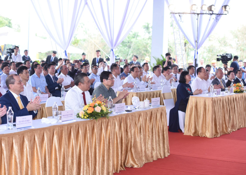 Prime Minister Pham Minh Chinh and delegates at the groundbreaking ceremony.