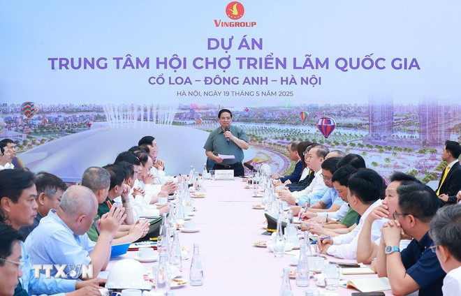 Prime Minister Pham Minh Chinh urges the faster progress of the Viet Nam Exhibition Fair Centre project in Ha Noi’s Dong Anh district. (Photo: VNA)