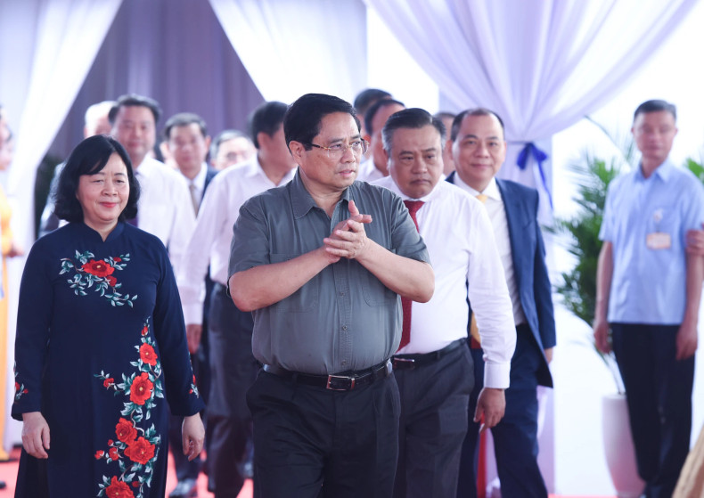 Prime Minister Pham Minh Chinh and delegates attend the groundbreaking ceremony.