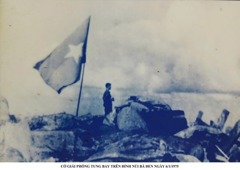 The liberation flag flying atop Ba Den Mountain on January 6, 1975 (Documentary photo) The liberation flag flying atop Ba Den Mountain on January 6, 1975 (Documentary photo)