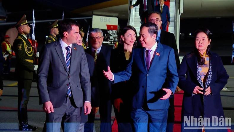 The welcome ceremony for NA Chairman Tran Thanh Man and his spouse at Zvartnots International Airport of Yerevan on late April 1 (local time). The welcome ceremony for NA Chairman Tran Thanh Man and his spouse at Zvartnots International Airport of Yerevan on late April 1 (local time).