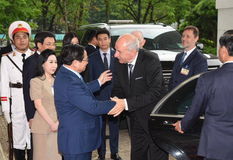 Prime Minister Pham Minh Chinh welcomes Hungarian President Sulyok Tamas. Prime Minister Pham Minh Chinh welcomes Hungarian President Sulyok Tamas.