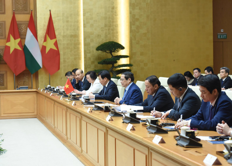 Leaders of Vietnamese ministries and governmental agencies join Prime Minister Pham Minh Chinh at the meeting. Leaders of Vietnamese ministries and governmental agencies join Prime Minister Pham Minh Chinh at the meeting.