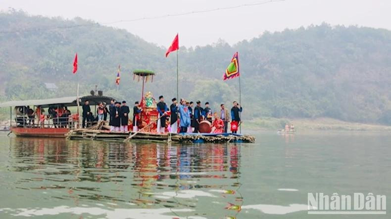 The procession of the Mother Goddess across the Red River