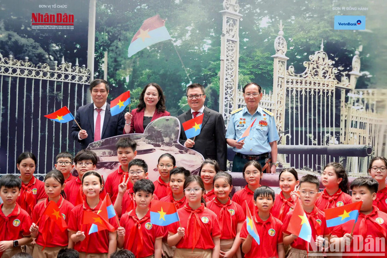 Delegates pose for commemorative photos with pupils from Trang An Primary School in Hoan Kiem District.