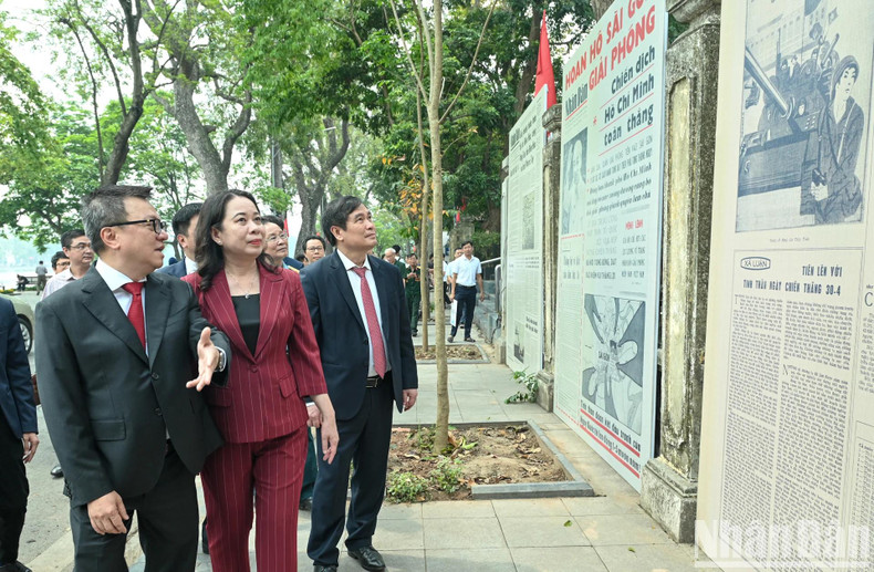 Delegates visit a display featuring ten enlarged front pages of Nhan Dan Newspaper published on April 30 in the years 1975, 1980, 1985, 1990, 1995, 2000, 2005, 2010, 2015, and 2020.