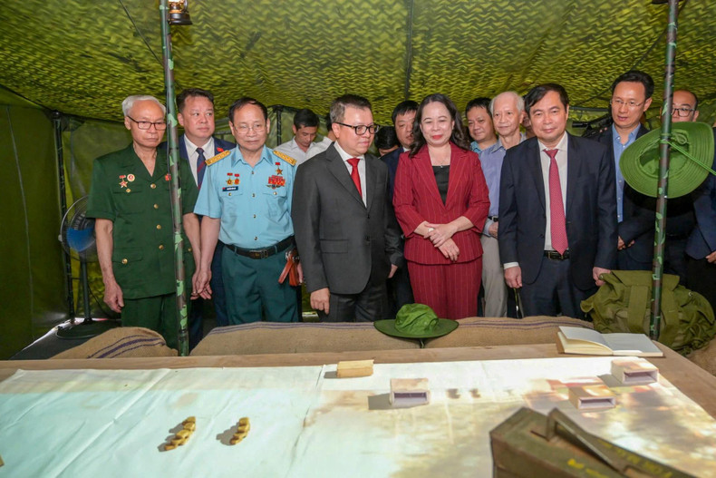 Delegates tour the exhibition space.