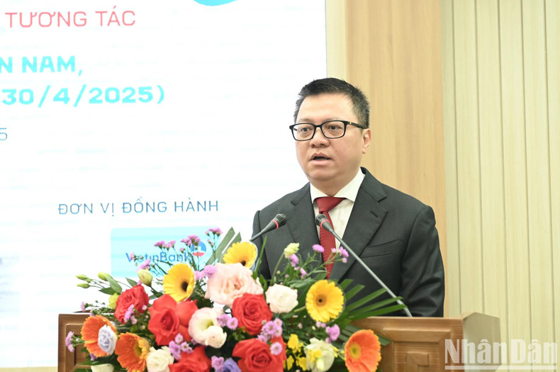 Le Quoc Minh, Member of the Party Central Committee (PCC), Editor-in-Chief of Nhan Dan Newspaper, Deputy Head of the PCC Commission for Information, Education and Mass Mobilisation, delivers the opening speech.