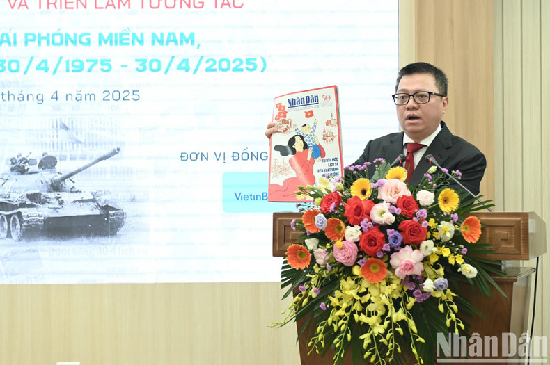 Nhan Dan Newspaper’s Editor-in-Chief Le Quoc Minh introduces the special edition of the publication.