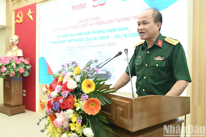 Colonel and Doctor Le Thanh Bai, Deputy Director of the Institute for Strategy and History of the Vietnam People's Army, delivers remarks.