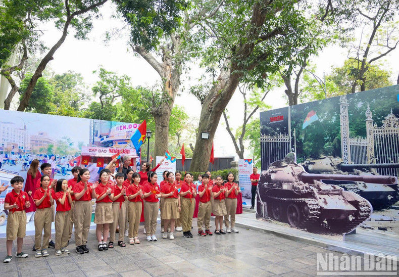 Pupils from Trang An Primary School explore the exhibition space.
