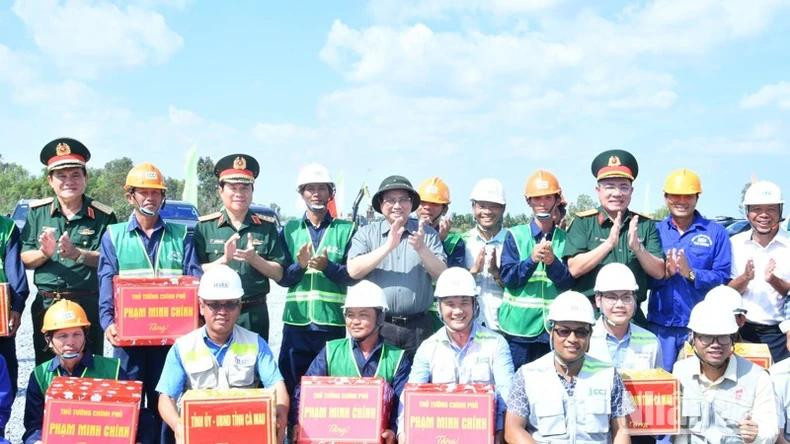 PM Pham Minh Chinh offers encouragement to engineers and workers at the construction site.