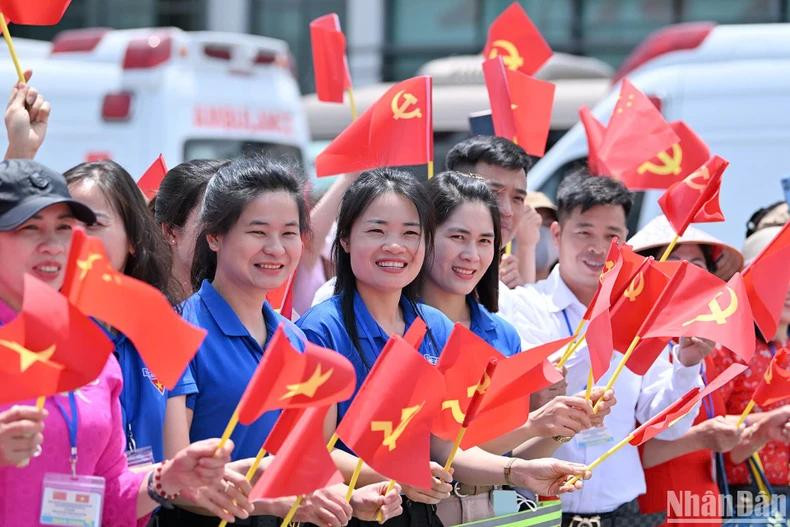 People welcome the top Chinese leader.