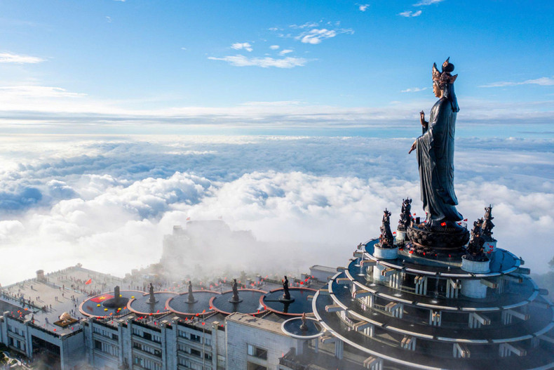 The summit of Ba Den Mountain with the majestic Tay Bo Da Son Guanyin statue (Photo: Sun World Ba Den Mountain) The summit of Ba Den Mountain with the majestic Tay Bo Da Son Guanyin statue (Photo: Sun World Ba Den Mountain)