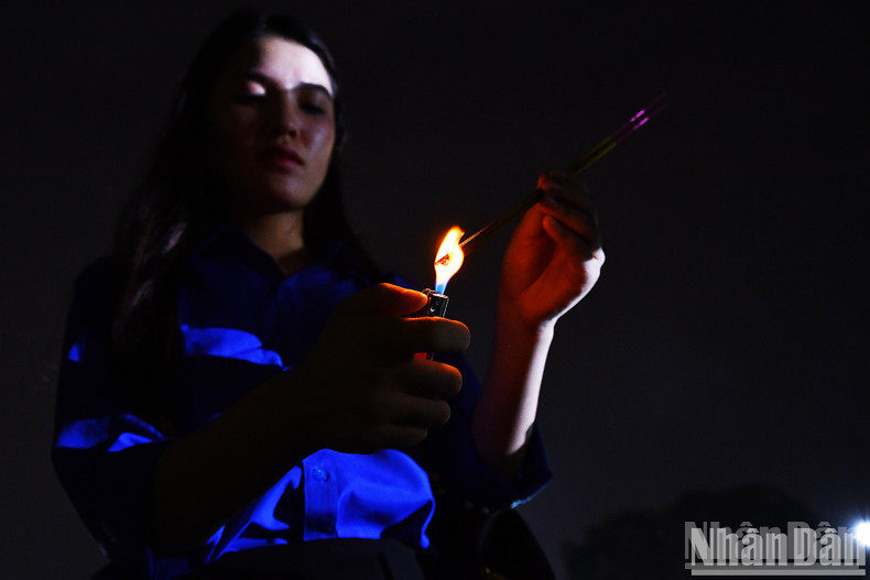 Young people offer incense in tribute to the nation’s outstanding fallen individuals.