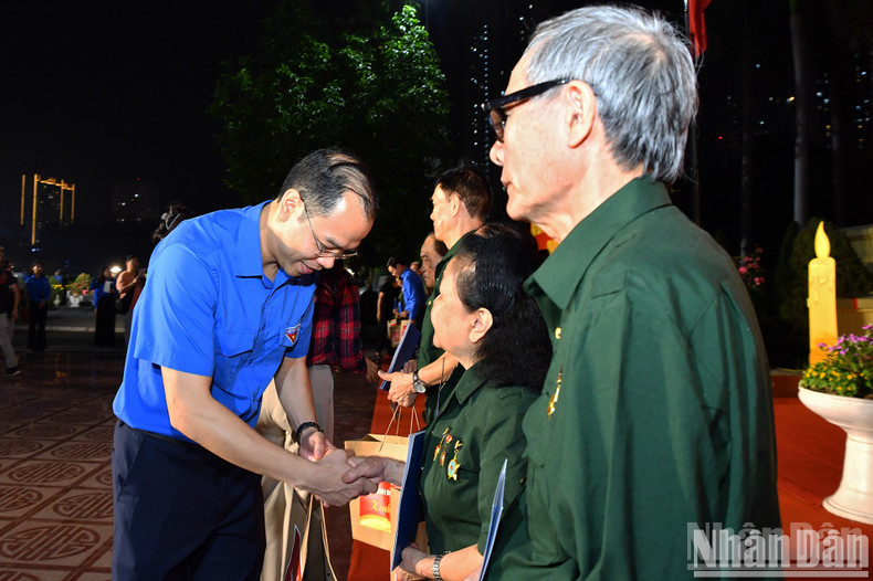 Nguyen Tien Hung, Deputy Secretary of the Hanoi Youth Union and President of the Hanoi Students' Association, presents gifts to policy-beneficiary families and those with meritorious service.