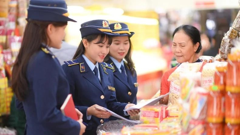 Raising awareness against counterfeit goods and protecting intellectual property rights remains a vital task of the market management force. (Photo: Luu Quyen) Raising awareness against counterfeit goods and protecting intellectual property rights remains a vital task of the market management force. (Photo: Luu Quyen)