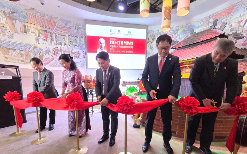 Delegates cut the ribbon at the opening of the exhibition. Delegates cut the ribbon at the opening of the exhibition.