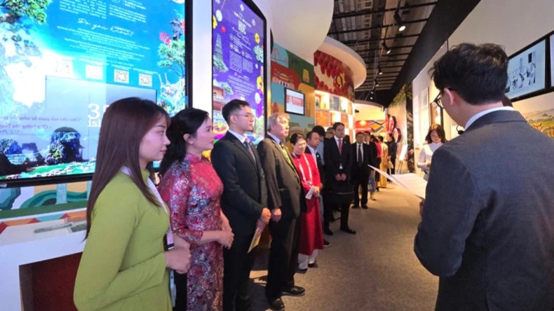 Delegates explore and listen to explanations about the exhibition’s displays. Delegates explore and listen to explanations about the exhibition’s displays.