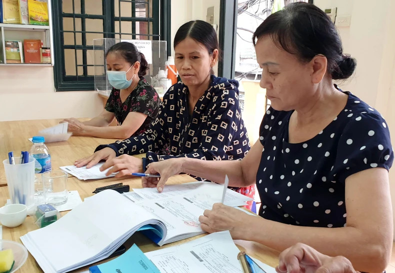 Citizens pay land rent and land use fees. (Photo: NAM HAI) Citizens pay land rent and land use fees. (Photo: NAM HAI)