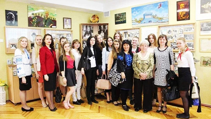 Ha Thi Van Anh (front row, fourth from the right) photographs with the first generation of Vietnamese language students during President Ho Chi Minh’s birthday celebration in 2017. Ha Thi Van Anh (front row, fourth from the right) photographs with the first generation of Vietnamese language students during President Ho Chi Minh’s birthday celebration in 2017.