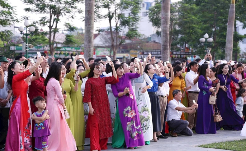 The flag-raising ceremony and the great national flag flying event attract the attention and participation of many people. The flag-raising ceremony and the great national flag flying event attract the attention and participation of many people.