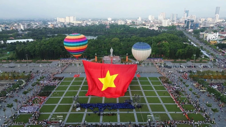 This is the first time Nghe An has held a large-scale, great flag flying event to celebrate Uncle Ho’s birthday. This is the first time Nghe An has held a large-scale, great flag flying event to celebrate Uncle Ho’s birthday.