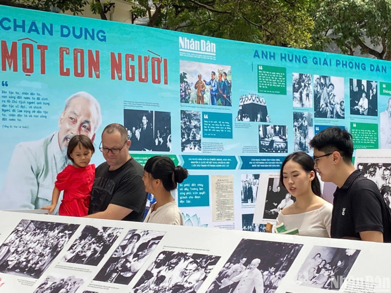 The exhibition attracts a large number of tourists.