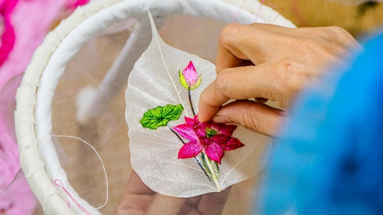 Embroidery on these delicate leaf skeletons requires technical precision and unwavering perseverance. Embroidery on these delicate leaf skeletons requires technical precision and unwavering perseverance.