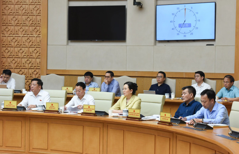 Members of the Government attend the meeting.