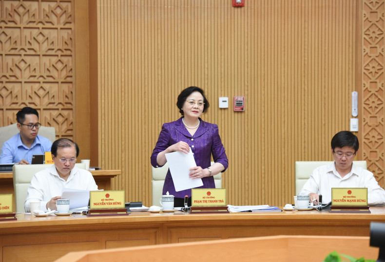 Minister of Home Affairs Pham Thi Thanh Tra presents a report on the restructuring and reorganisation of administrative units at all levels and the development of a two-level local administration model.