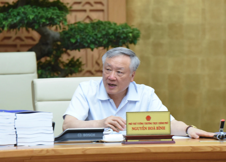 Permanent Deputy Prime Minister Nguyen Hoa Binh addresses the session.